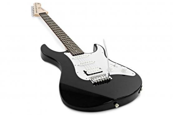 Yamaha Pacifica 012 (Black): 4